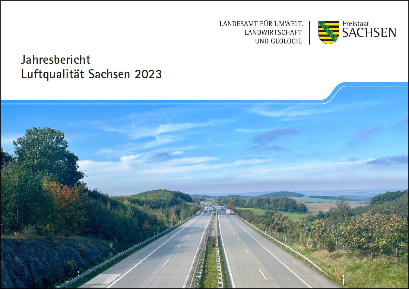 Deckblatt des Berichts zeigt weißen Bereich oben mit Titel und LfULG-Logo, unten ein Bild von einer Autobahn von Brücke aufgenommen hinten am Horizont erkennt man die Inversionswetterlage als grau-lila Schicht unter dem blauen Himmel